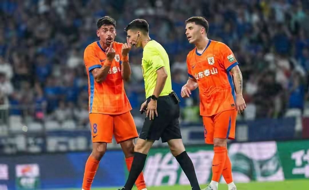 包含清晨山东泰山调整名单以备中超，绝杀压哨环节打磨，气氛紧张，临场指挥获称赞的词条