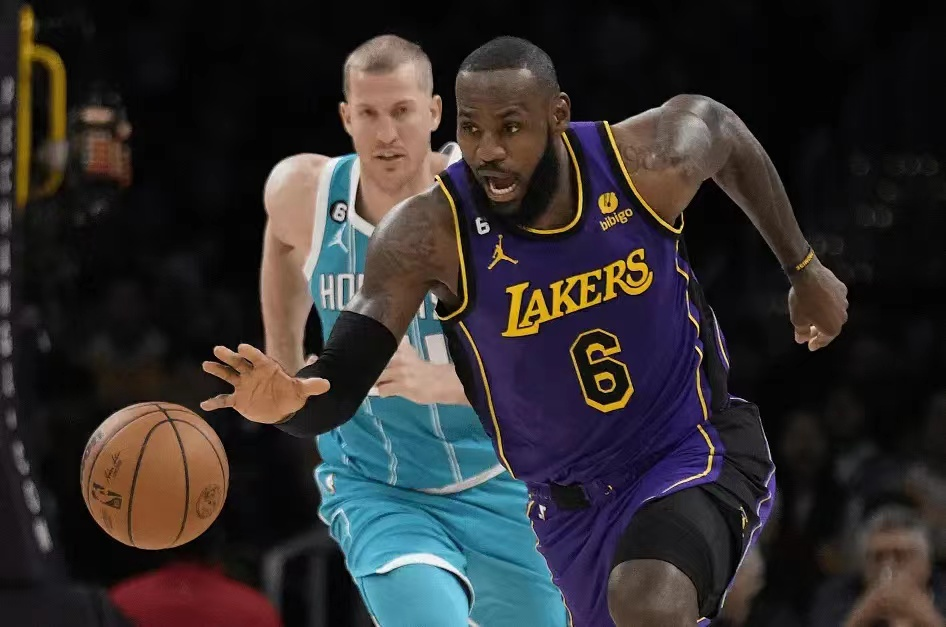 浓眉哥回归赛场，连败首场状态亮眼，澳大利亚队观众沸腾！的简单介绍