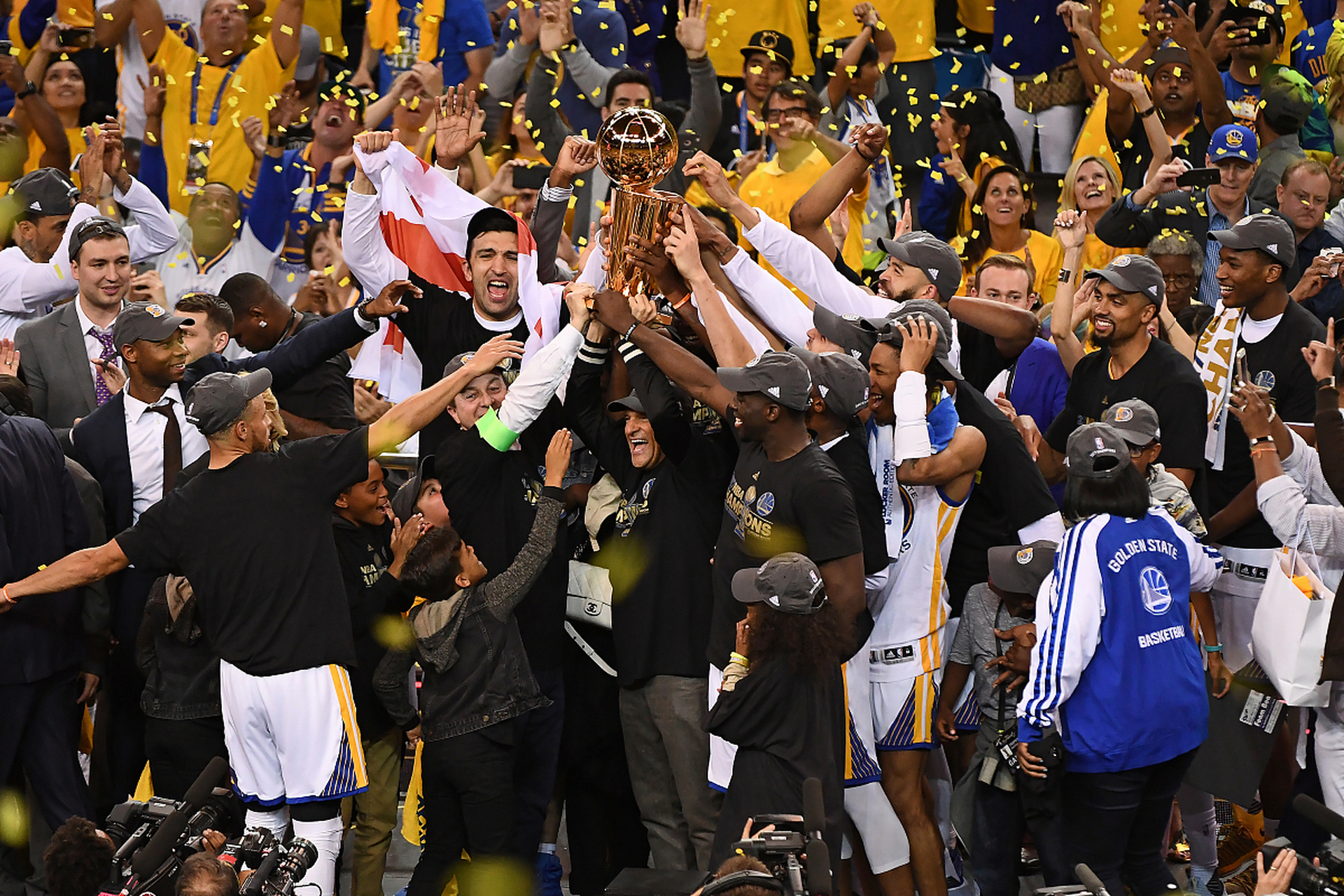 开云电竞-包含杜兰特在塞尔维亚队比赛中高光表现，精彩发挥引发热议！的词条